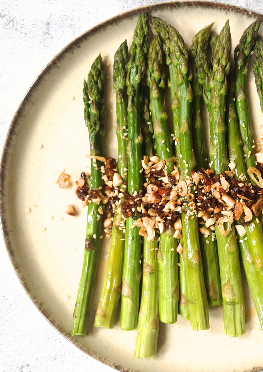 Smidrų užkandis su česnaku, traškiu čili aliejumi ir riešutais - Čili Mafija