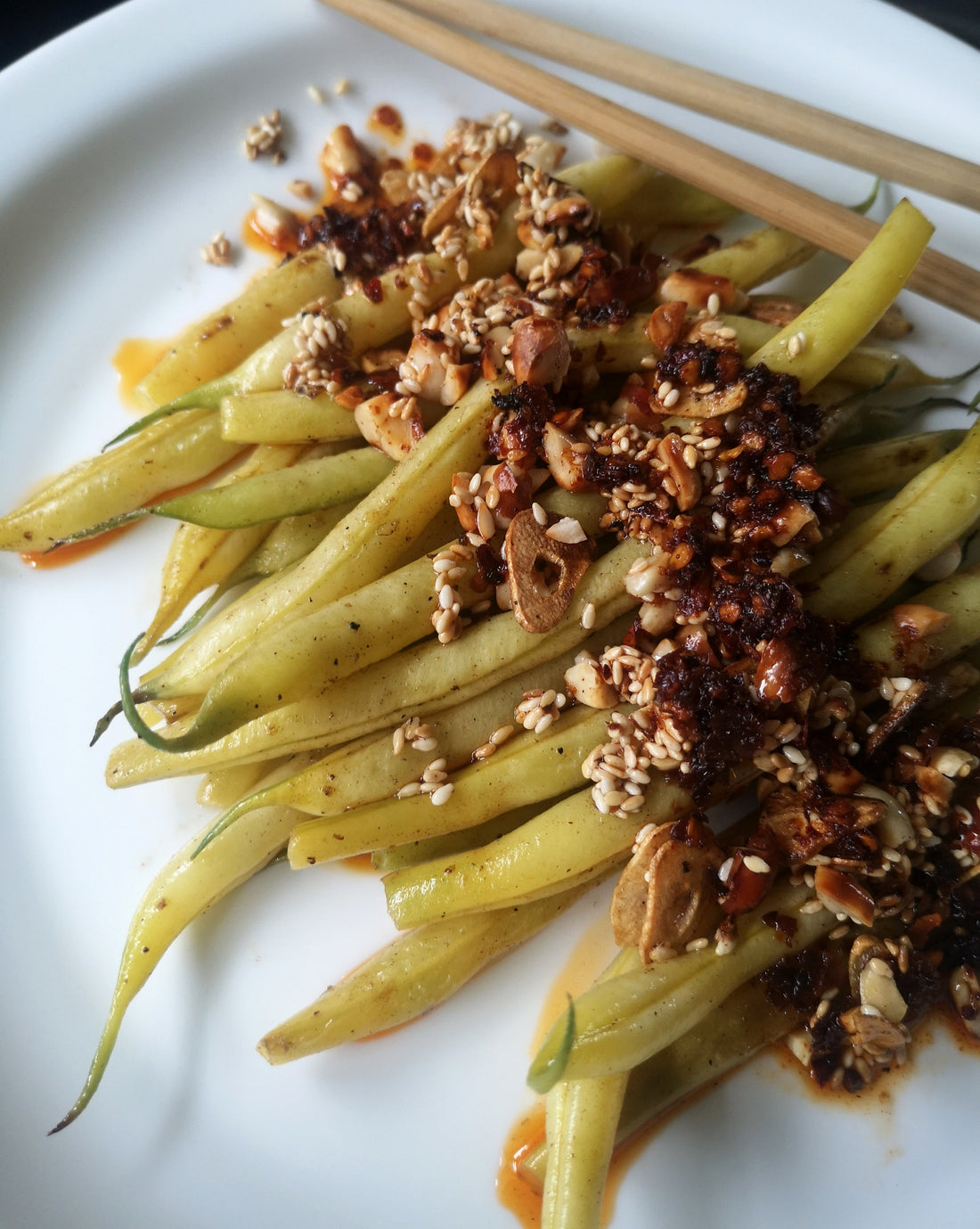 Getonos (arba žaliosios) pupelės su česnakais, žemės riešutais, sezamo sėklomis ir traškiu čili aliejumi - Čili Mafija