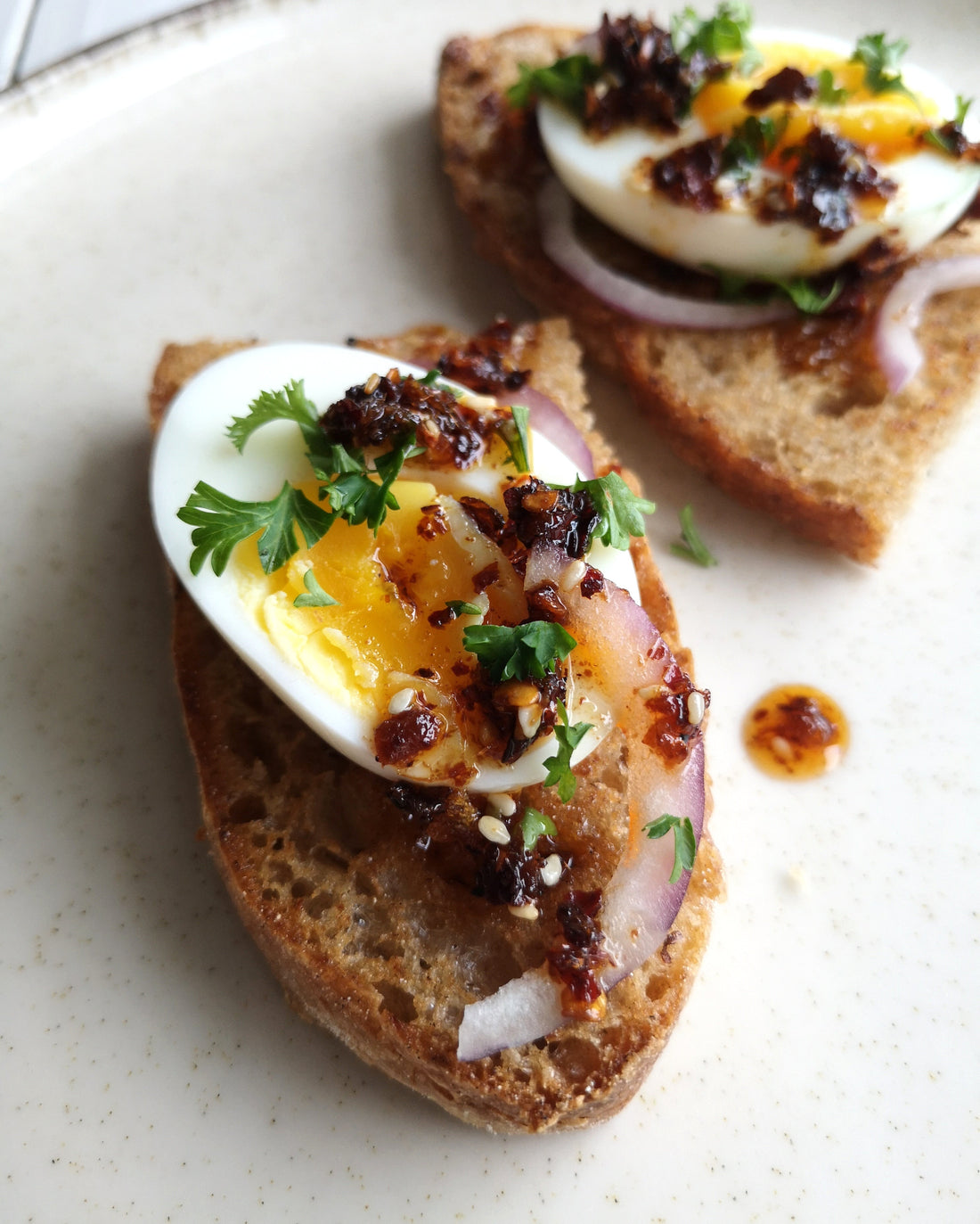 duonos skrebutis su virtais kiaušiniais ir traškiu čili aliejumi