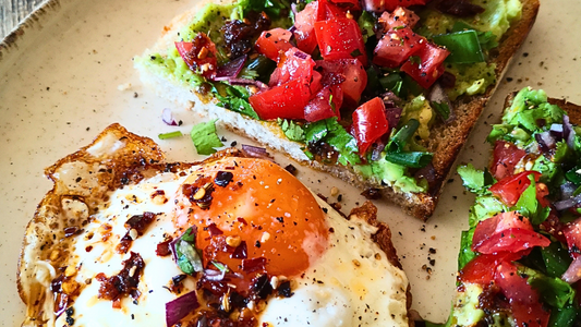 Sourdough duonos skrebutis su avokadu, pomidorais ir keptu kiaušiniu - Čili Mafija