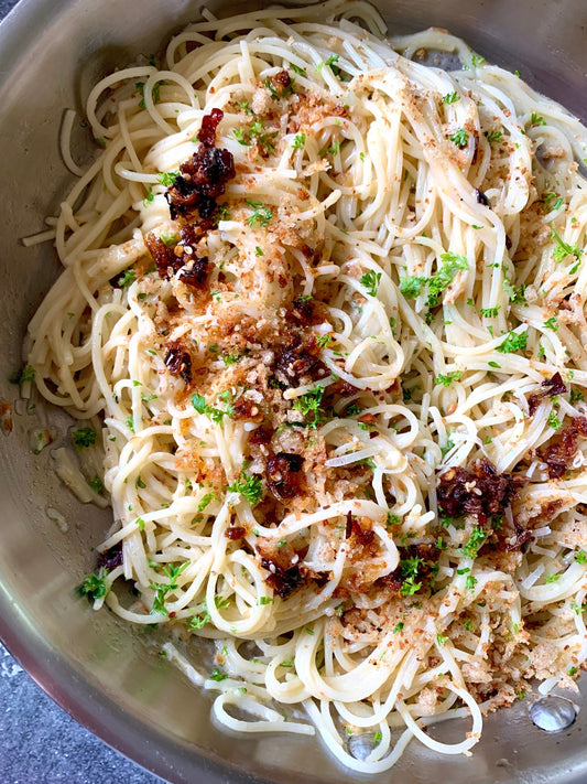 Spagečiai su česnakiniu sviestu ir traškiu čili aliejumi 🧄 - Čili Mafija