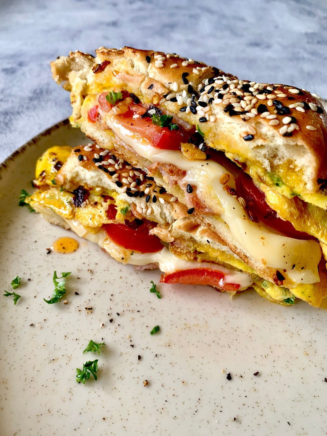 🥯 Beigeliai su šonine, kiaušiniu ir traškiu čili - Čili Mafija