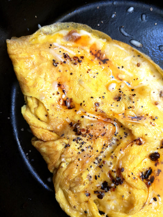 Purus omletas su sūriu ir Čili Mafija traškiu čili pagardu