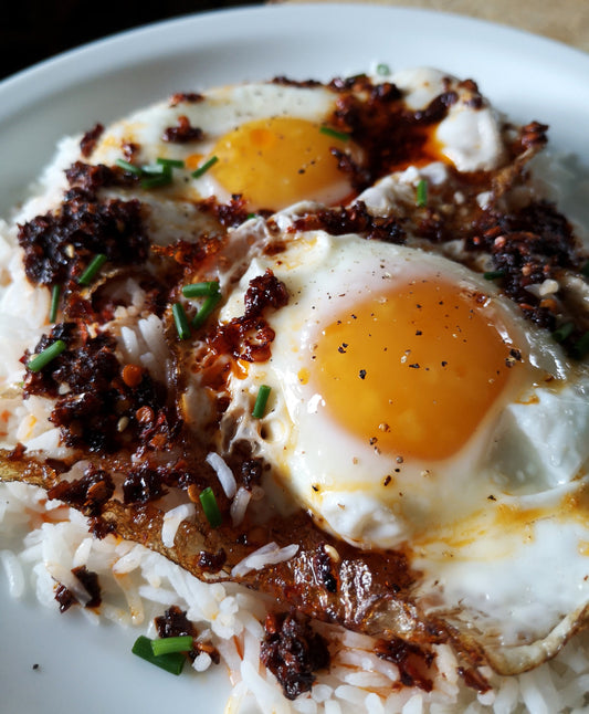 Kepti Kiaušiniai su Traškiu Čili Aliejumi, Patiekiti su Basmati Ryžiais - Čili Mafija