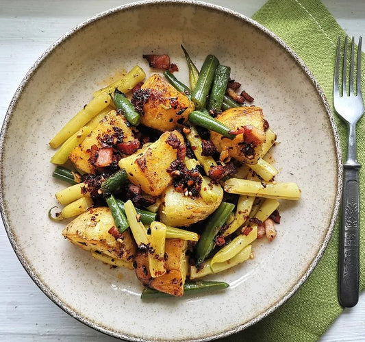 Tai sotus ir gardus garnyras arba pagrindinis patiekalas, puikiai tinkantis tiek kasdieniams pietums, tiek ypatingoms progoms. Traškus čili aliejus suteikia patiekalui išraiškingumo, paversdamas paprastus ingredientus į įdomų ir skanų patiekalą.