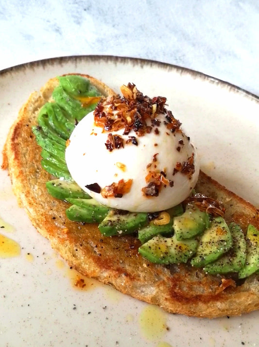 Avokado–burrata skrebutis su traškiu čili aliejumi: lengvas, greitas ir maistingas užkandis