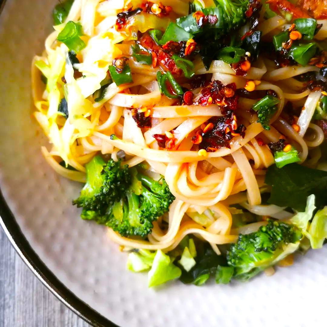 stir fried noodles with Čili Mafija crispy chilli oil